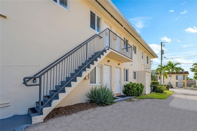 Building Photo - 930 SW 24th Ct