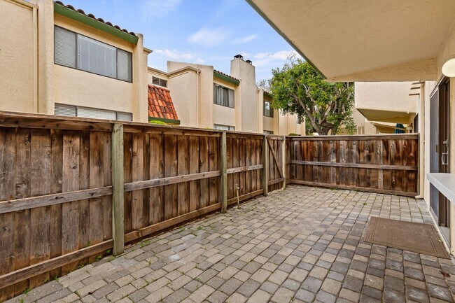 Building Photo - Wonderful uptown condo for rent... Santa Barbara!