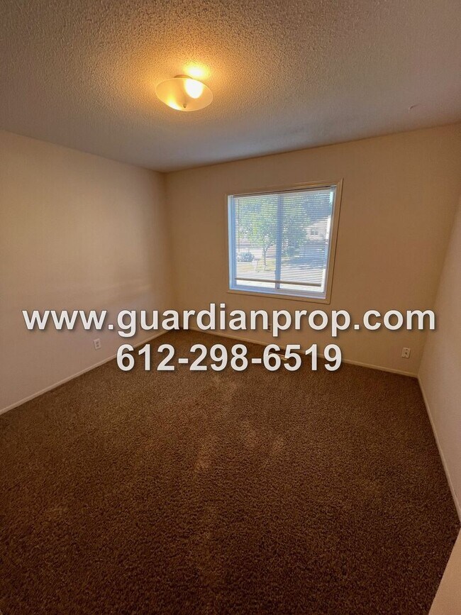 Building Photo - End Unit Townhouse Available November 1st,...