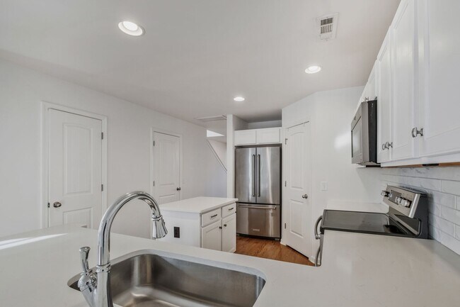 Building Photo - Updated Hermitage townhome, 2BR 2.5 bath, gym, pool, sidewalks, garage, fenced yard, available now!