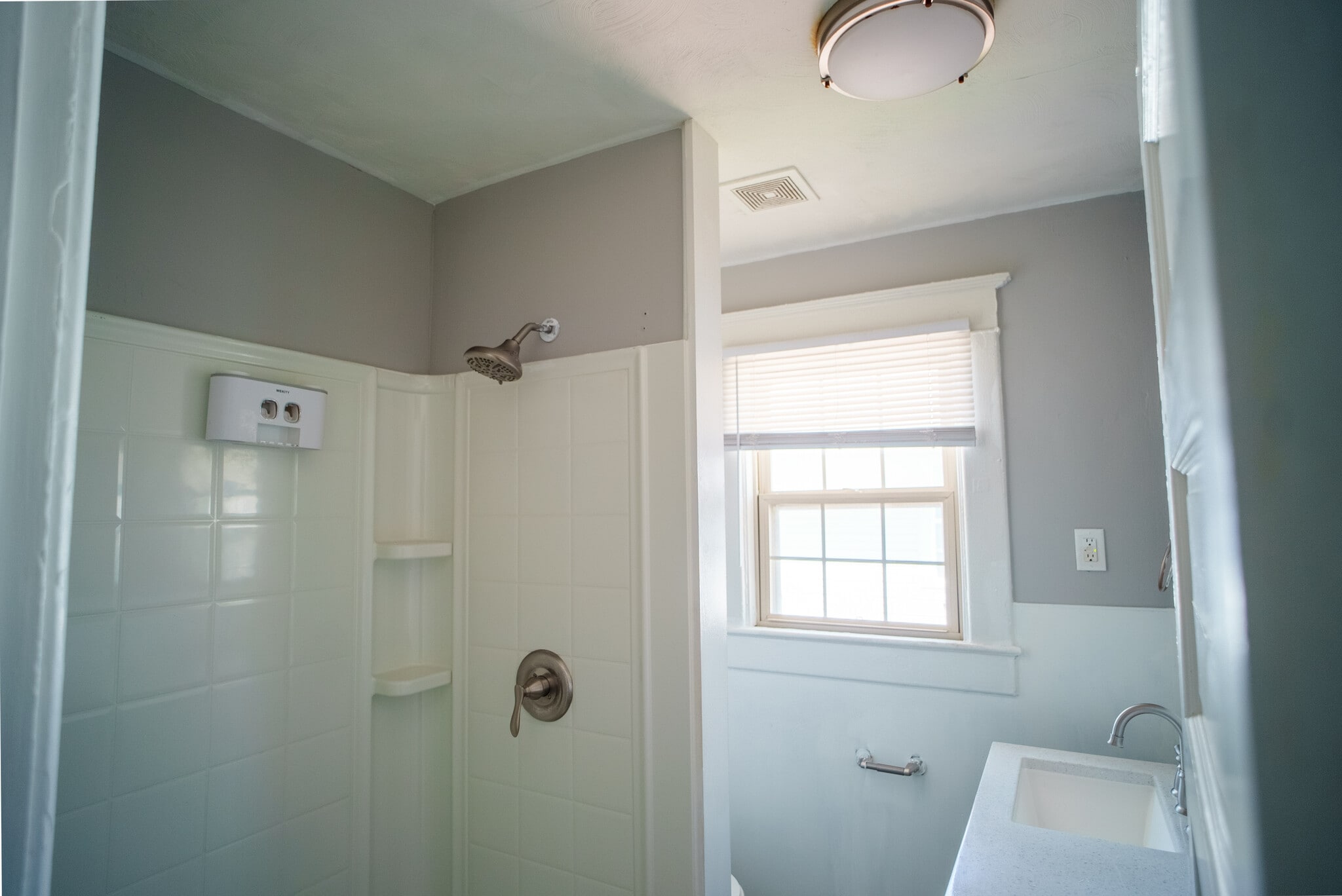 Upstairs main bath - 1920 E Washington St