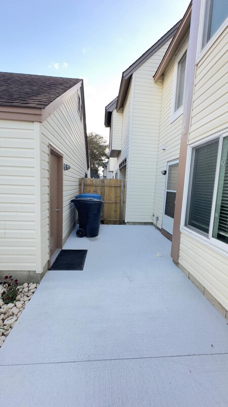 Building Photo - 732 Hecate Dr