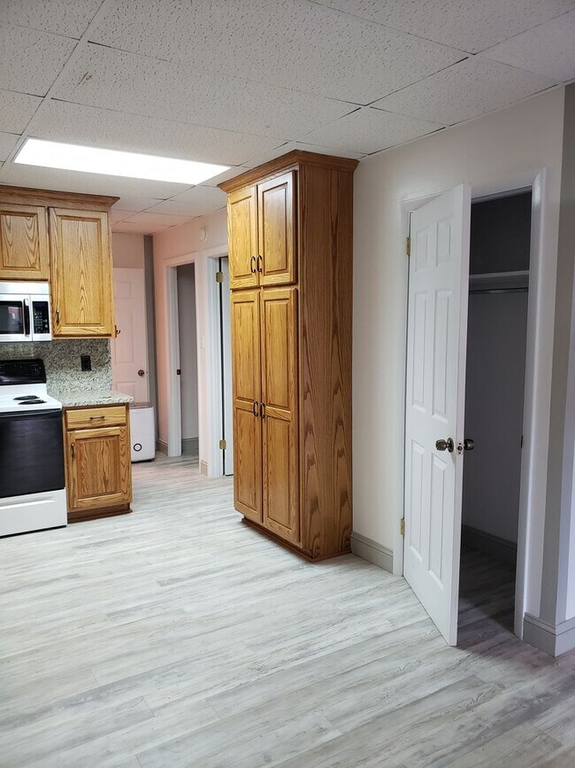 Building Photo - 15475 Oak Rd