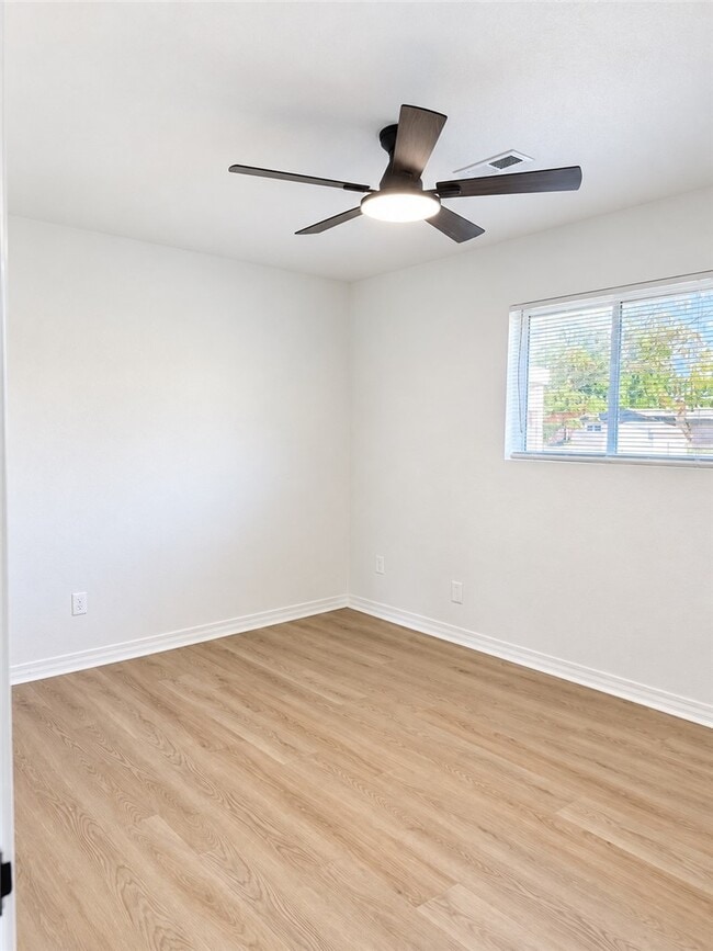 Building Photo - 1325 W Price Ln