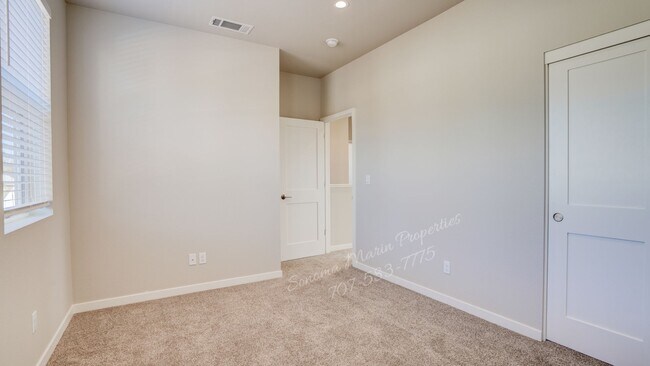 Building Photo - 542 Trisha Ln