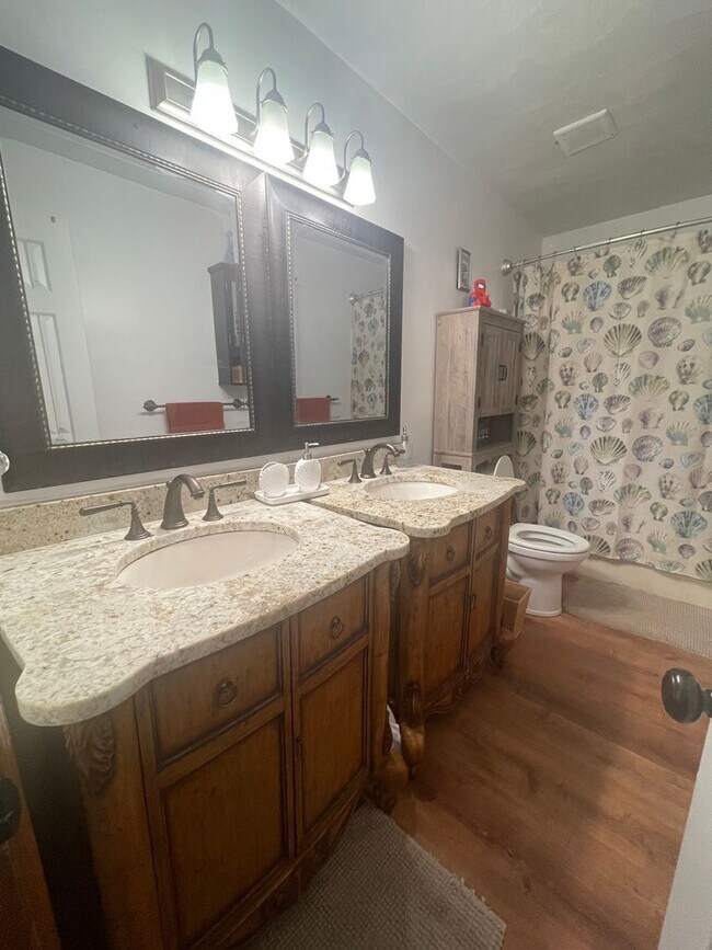 Building Photo - BEAUTIFUL 4 BED / 2.5 BATH SF IN COVENTRY
