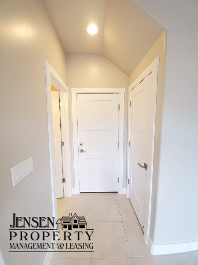 Building Photo - Red Mountain Vista Town Home, End Unit