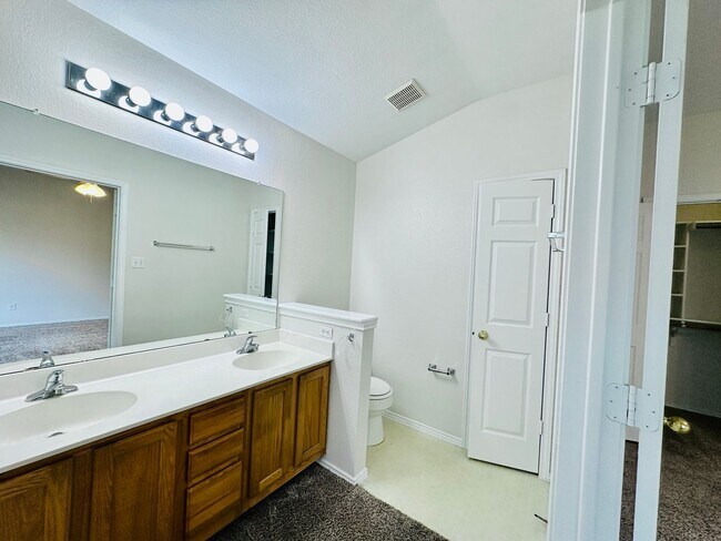 Building Photo - Awesome 3 Bed 2 Bath! Large Texas size home
