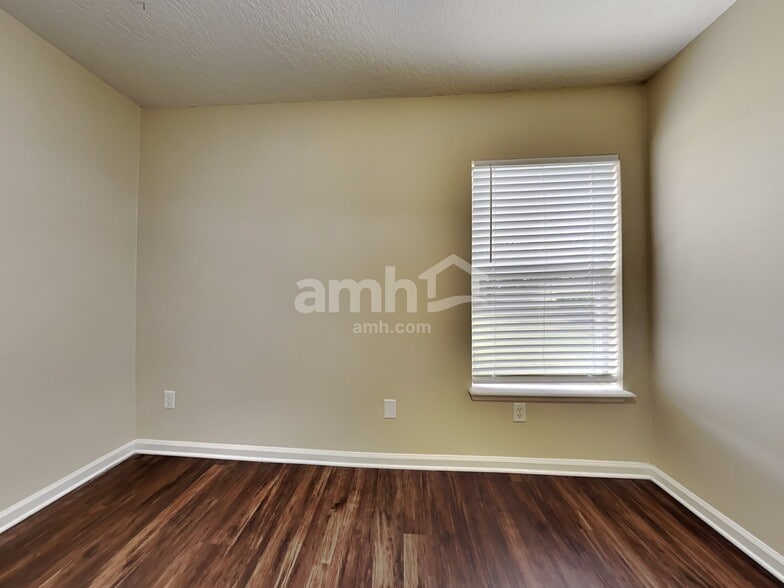 Building Photo - 705 Waterlily Way