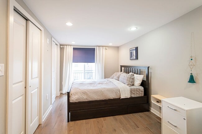 Building Photo - Point Breeze 2 Bedroom, 2.5 Bathroom Home