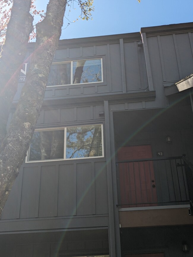 Building Photo - 4 Touchstone