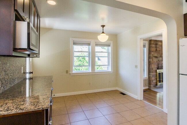 Building Photo - 5bd/4ba Seattle Home