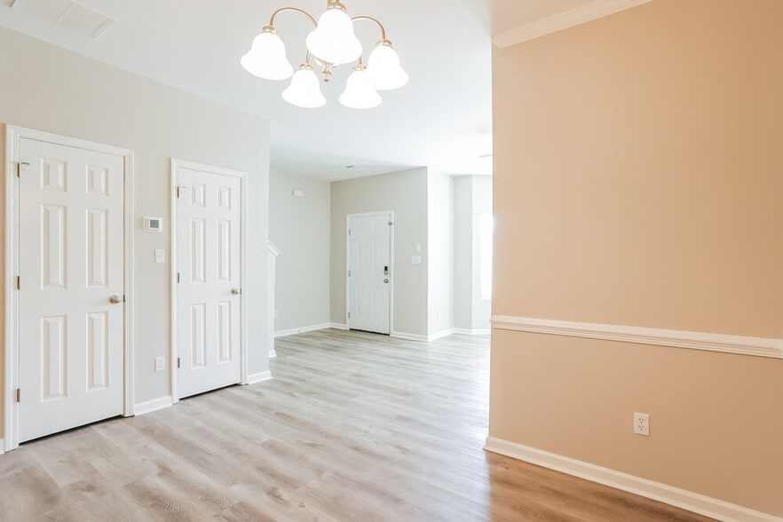 Building Photo - 5480 Sierra Trl