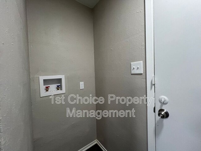 Building Photo - 709 Fair Meadows Dr
