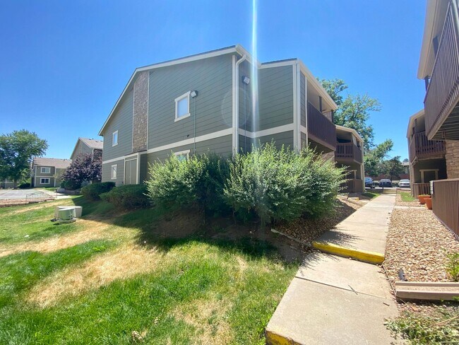 Building Photo - 1 Bed 1 Bath Aurora Condo Located Near Che...