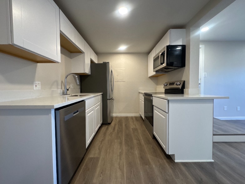 Building Photo - 2929 W Floyd Ave