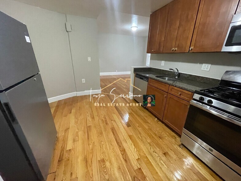 Building Photo - 33 Algonquin St