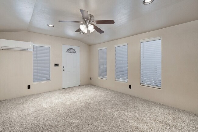 Building Photo - 214 E Mobley St