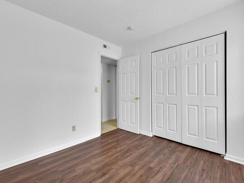 Building Photo - 4617 Bayshore Dr