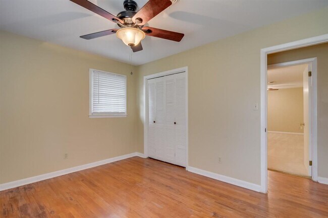Building Photo - 3649 Lynnwood Dr