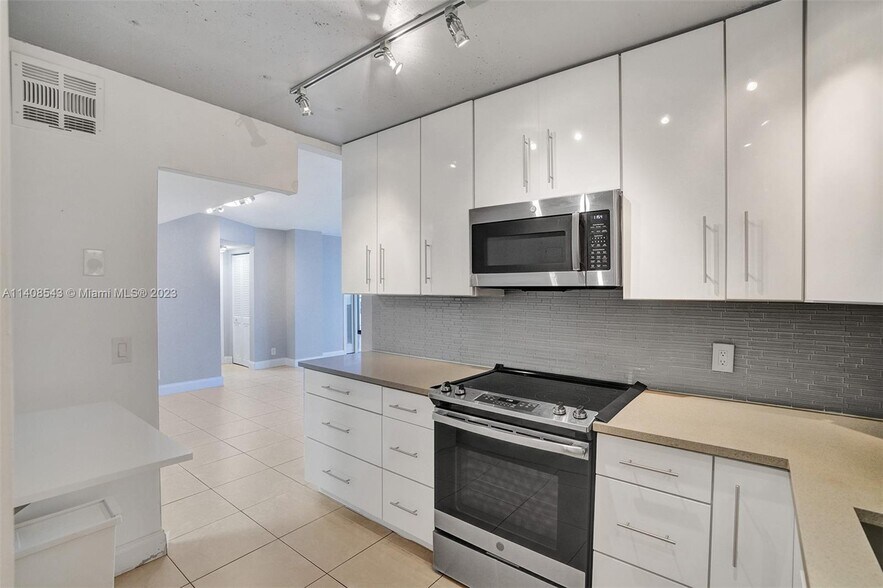 Building Photo - 2201 S Ocean Dr