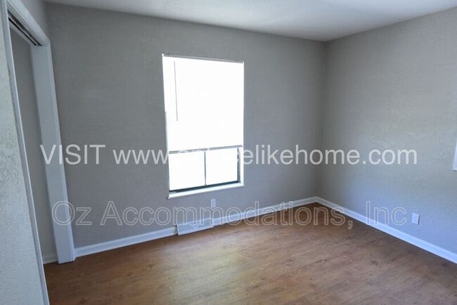Building Photo - 1105 W Elm Terrace