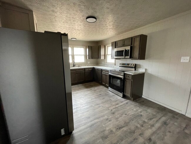 Building Photo - 802 E Church St