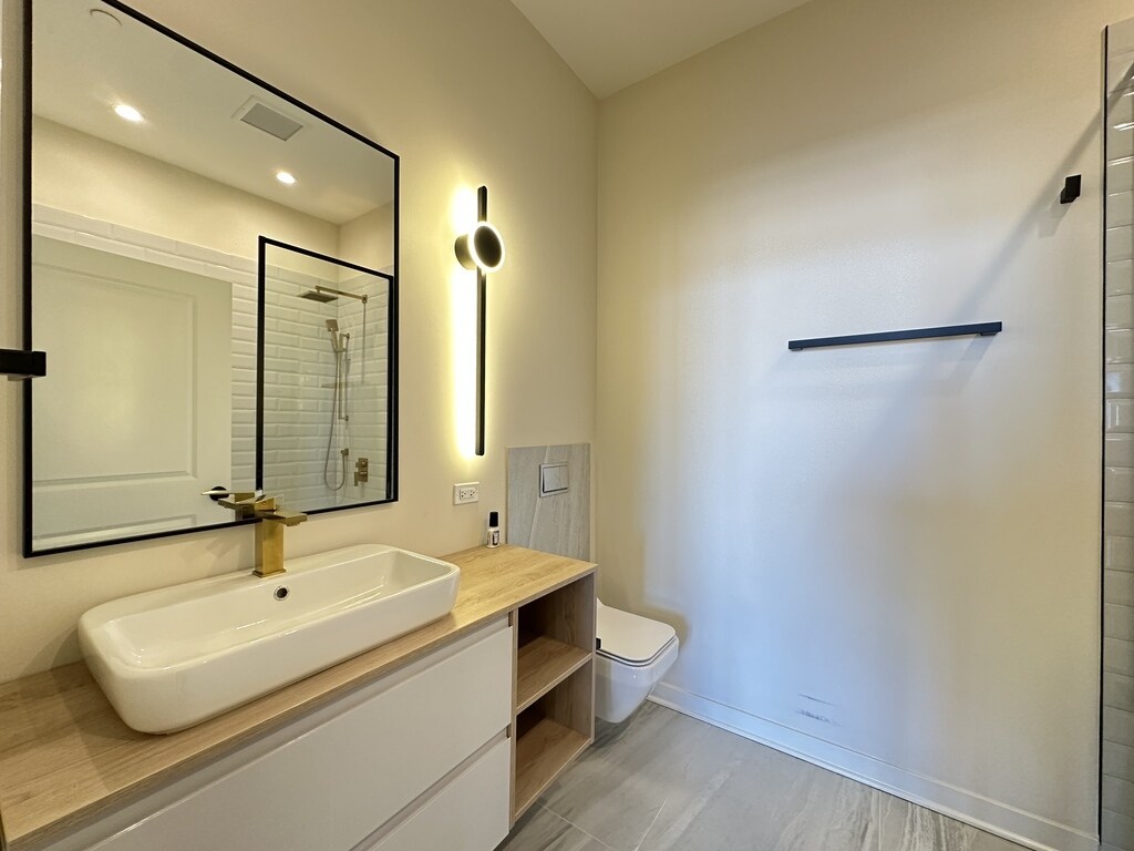 Building Photo - 6324 W Belmont Ave