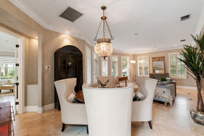 Building Photo - Luxury Rental Available
