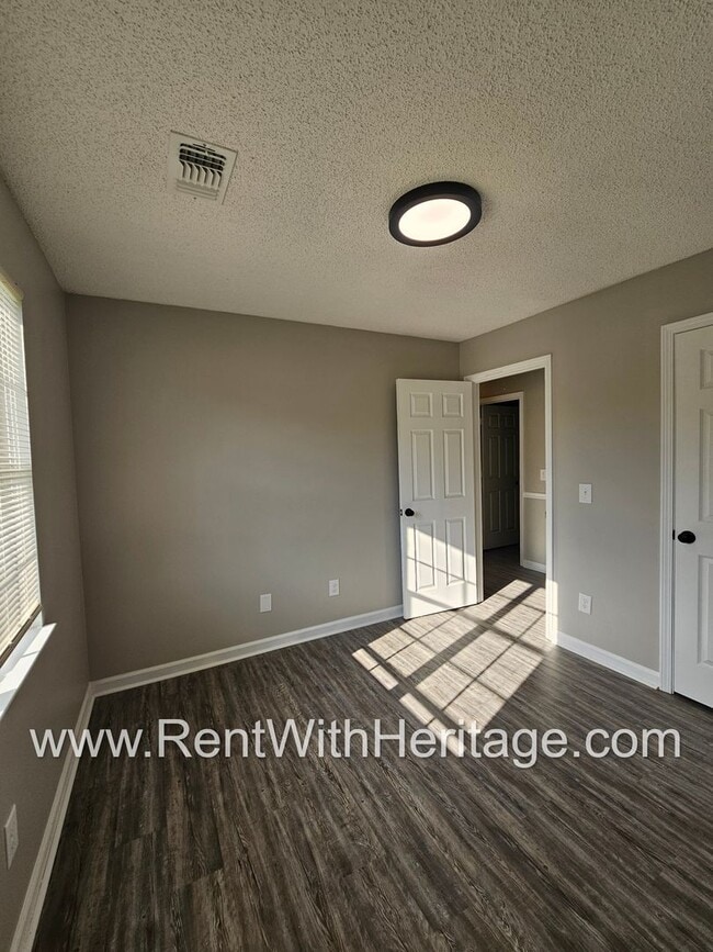 Building Photo - Gorgeous 5 bedroom/ 3 bath/ Upgrades Galor...