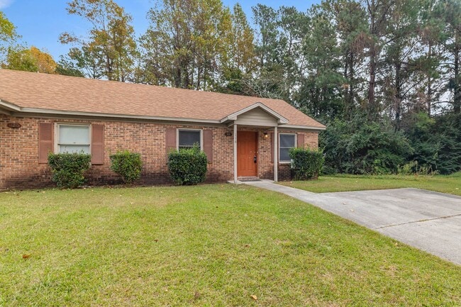 Building Photo - Newly renovated 2 bedroom 1 bathroom duplex