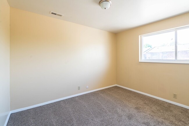 Building Photo - Sunny & Inviting Apartment with Clean Finishes in Great Location