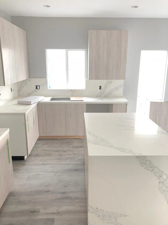 Building Photo - 1348 Carmona Ave