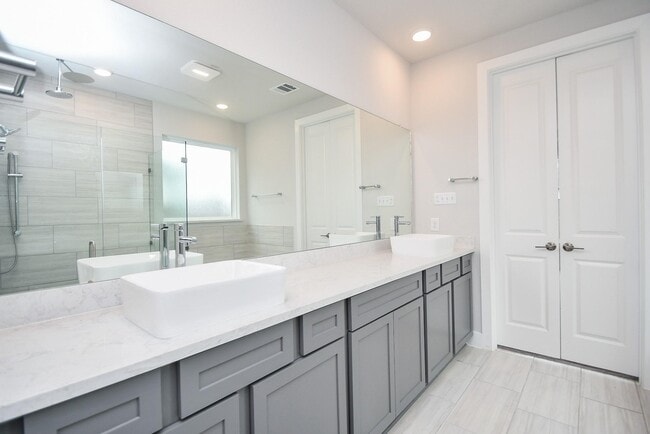 Building Photo - 9242 Dearborn Knoll Dr