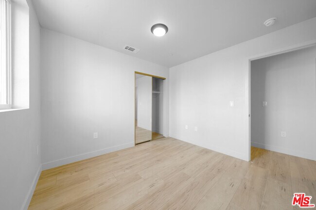 Building Photo - 236 W 84th Pl