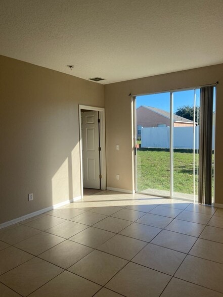 Building Photo - 628 Madina Cir