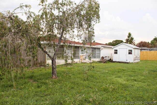 Building Photo - 201 NE Midfield Ln