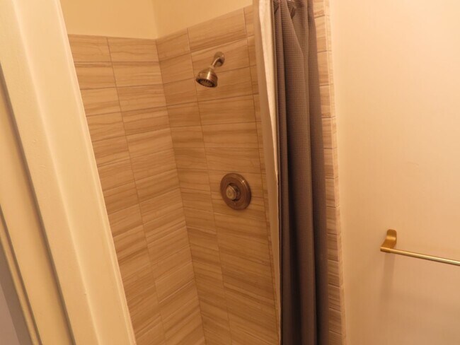 Building Photo - Perfectly located 2 bed, 2 bath condo in San Diego's Bay Ho area