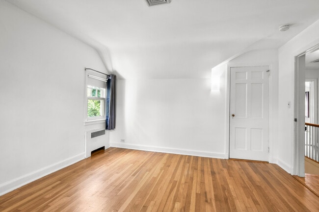 Building Photo - 721 Forest Ave
