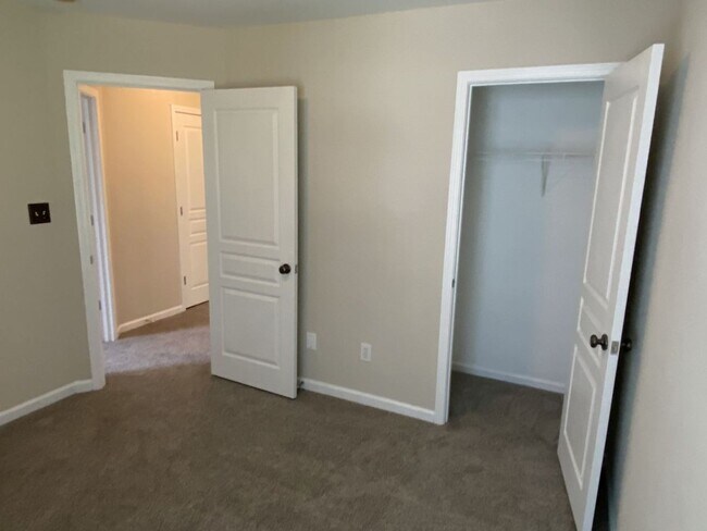 Building Photo - 2 story, 3 Bedroom Corner Lot Home in Corn...