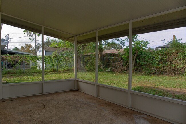 Building Photo - 4 bedroom 2 bath  single-family home in Co...