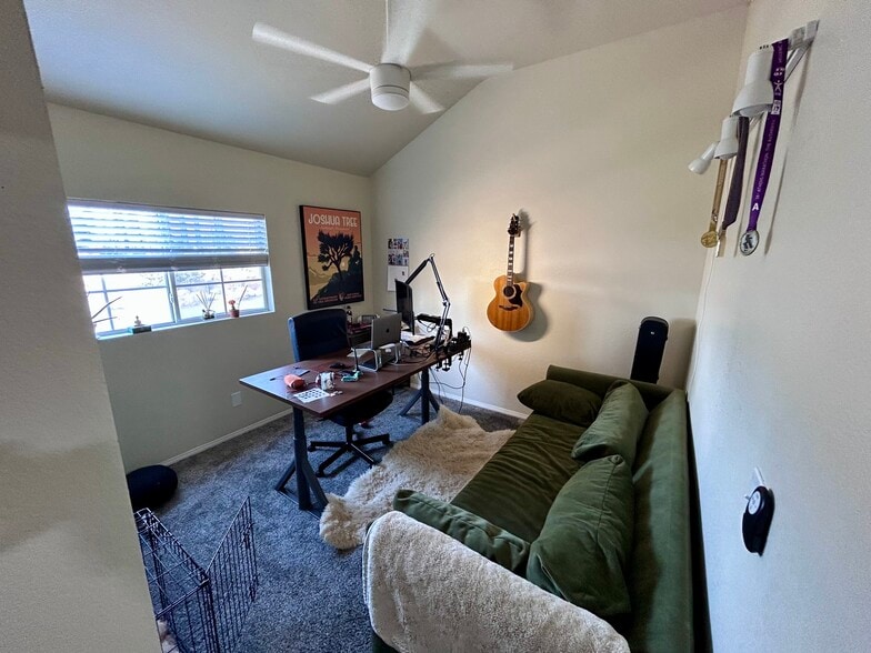3rd Benroom - 25510 Portola Loop