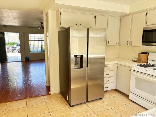 Building Photo - 3525 Caminito Carmel Landing