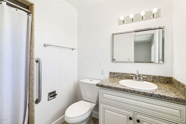 Building Photo - 6518 E Sunnyside Dr