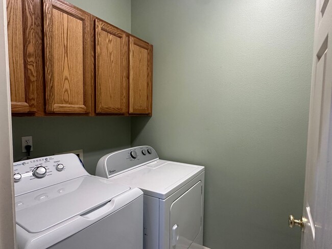 Building Photo - Beautiful 3 Bed + Bonus Room, 2.5 Bath Home!
