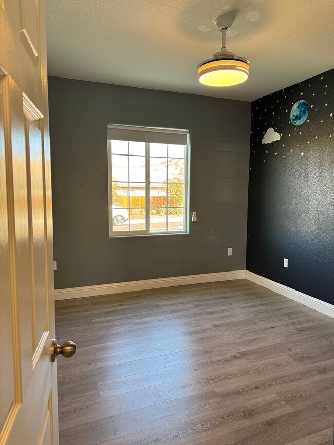 Building Photo - NOW AVAILABLE!! BEAUTIFUL HOME IN GATED COMMUNITY OF PATTERSON