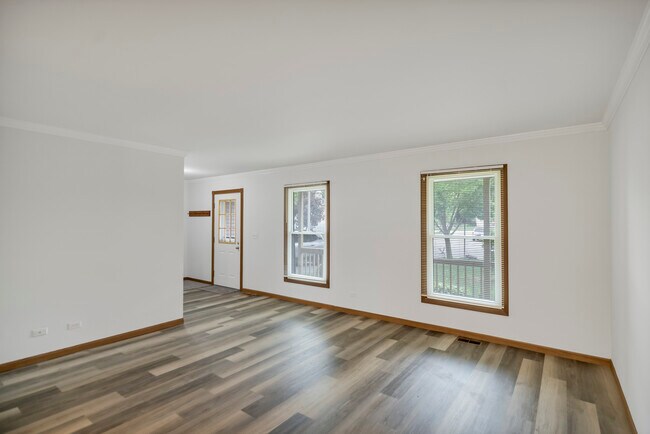 Building Photo - 30W274 Brighton Ct