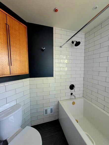 Building Photo - 321 Channing St NE
