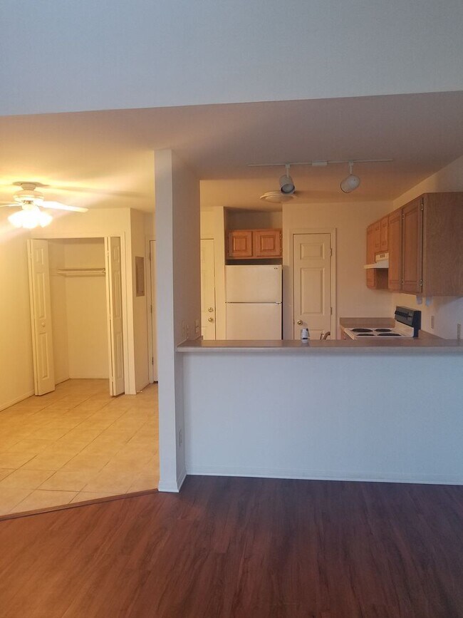 Building Photo - Great Arboretum location - lofted units - ...