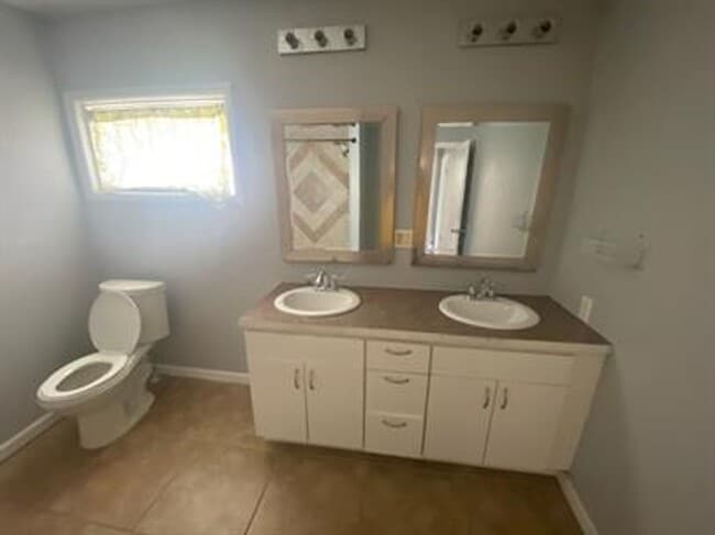 Building Photo - Large 5 bedroom 2 bath home in Derby